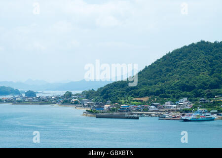 Boat Harbour e la città balneare di Nishiura sull isola di Innoshima, Giappone. Foto Stock