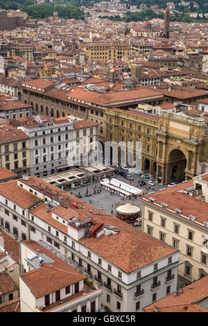 Vista dalla torre campanaria del Duomo di Santa Maria del Fiore, guardando oltre la Piazza della Republica, Firenze, Toscana, Foto Stock