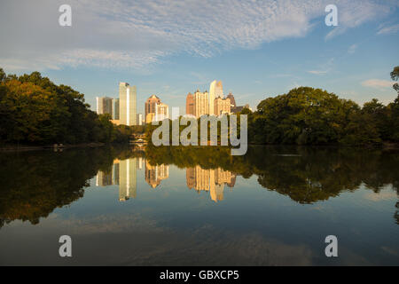 Atlanta skyline con acqua riflessioni Piedmont Park, STATI UNITI D'AMERICA Foto Stock