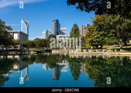 Charlotte skyline riflessa nell'acqua, NC, Stati Uniti d'America Foto Stock