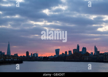 Lo skyline di Londra al tramonto con blocchi di appartamenti Foto Stock