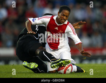 Calcio - Pre-stagione amichevole - Bristol City / Ajax - Ashton Gate. Urby Emanuelson di AJAX (a destra) è affrontato da John Akinde di Bristol City durante la partita amichevole all'Ashton Gate, Bristol. Foto Stock