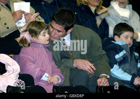 Calcio - Brian Clough Memorial Service - Pride Park. Nigel Clough pianta un bacio amorevole sulla guancia della figlia al servizio commemorativo di Brian Clough a Pride Park, casa della contea di Derby Foto Stock