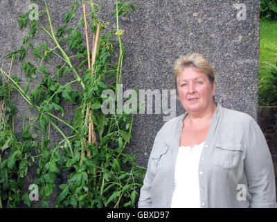 Linda Ware, fuori dal suo appartamento nel giardino comunale dove ha spostato le sue piante di pomodoro dopo essere stato minacciato da Neath e Port Talbot County Borough Council con un ASBO. Foto Stock