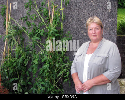 Linda Ware, fuori dal suo appartamento nel giardino comunale dove ha spostato le sue piante di pomodoro dopo essere stato minacciato da Neath e Port Talbot County Borough Council con un ASBO. Foto Stock