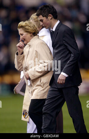 Calcio - Brian Clough Memorial Service - Pride Park. Barbara, moglie di Brian, al servizio commemorativo di Brian Clough presso il Pride Park, sede della Derby County Foto Stock