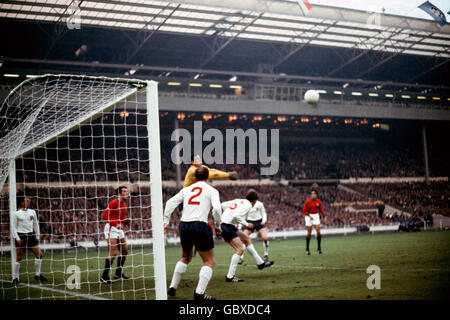 Il portiere dell'Inghilterra Gordon Banks (terzo l) prende la palla in chiaro con i compagni di squadra Ray Wilson (l), George Cohen (quarto l) e Martin Peters (r) in sostegno, guardato dal portoghese Jose Augusto (secondo l) Foto Stock