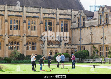 Inghilterra, Oxfordshire, Oxford, studenti giocando Croquet Foto Stock