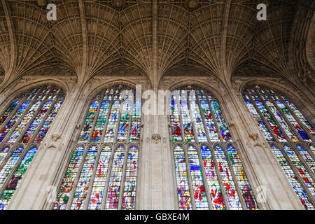 Inghilterra, Cambridgeshire, Cambridge, King's College Chapel, finestre di vetro colorato Foto Stock