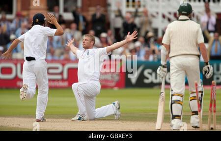 Andrew Flintoff in Inghilterra celebra il suo quinto wicket dopo aver preso l'australiano Peter Siddle durante il quinto giorno del secondo match di Npower Test a Lord's, Londra. Foto Stock