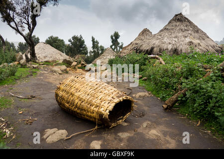 Un villaggio vuoto Simien Mountains National Park dopo la tribù locali erano stati sfrattati nel tentativo di preservare il parco nazionale Foto Stock