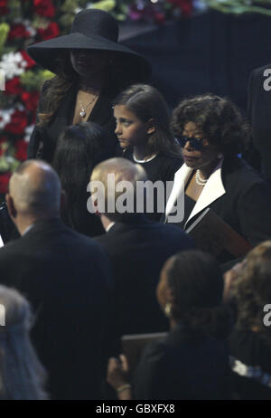 Katherine Jackson arriva con la figlia di Michael Jackson, Parigi (C) al servizio commemorativo di Michael Jackson allo Staples Center di Los Angeles. Foto Stock