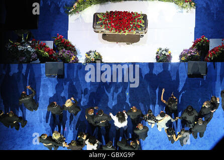 La famiglia e gli amici cantano "We are the World" durante un servizio commemorativo per Michael Jackson allo Staples Center di Los Angeles. Foto Stock