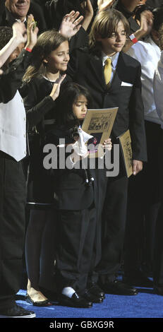 Jackson Children (L-R) Paris, Prince Michael II 'Blanket' e Prince Michael in scena in un servizio memoriale per Michael Jackson allo Staples Center di Los Angeles. Foto Stock