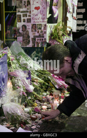 I fan lasciano tributi fuori dal Lyric Theatre su Shaftsbury Avenue nel centro di Londra, dove il musical Thriller Live suona, la notte del concerto memoriale di Michael Jackson a Los Angeles, USA. Foto Stock