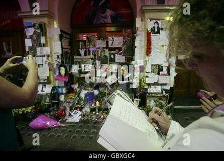 I fan lasciano tributi fuori dal Lyric Theatre su Shaftsbury Avenue nel centro di Londra, dove il musical Thriller Live suona, la notte del concerto memoriale di Michael Jackson a Los Angeles, USA. Foto Stock