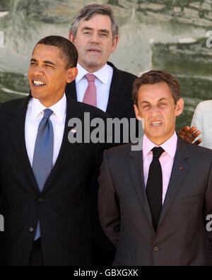 I leader del G8 e i leader del G5 si pongono per la foto di famiglia. (Da sinistra a destra) il presidente degli Stati Uniti Barack Obama, il primo ministro britannico Gordon Brown e il presidente francese Nicolas Sarkozy, durante la seconda giornata del G8 a l'Aquila, Italia. Foto Stock