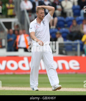 L'inglese Andrew Flintoff mostra il suo rifiuto durante il secondo giorno del primo test di Npower al Sophia Gardens di Cardiff. Foto Stock