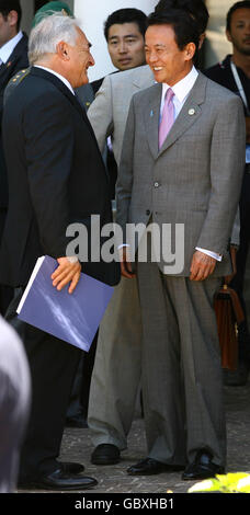 Il primo ministro giapponese Tara Aso (destra) si è incontrato con Dominique Strauss-Kahn, capo del FMI, prima di arrivare alla tappa in cui i leader dei Paesi G8 e dei Paesi G5 si porranno per una 'foto di famiglia' il secondo giorno del vertice del G8 a l'Aquila, Italia. Foto Stock