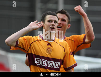 Motherwell's Jamie Murphy festeggia con John Sutton (alle spalle) dopo aver segnato il terzo gol contro Llanelli durante le Qualifiche Europa League, seconda tappa a Parc y Scarlets, Llanelli. Foto Stock