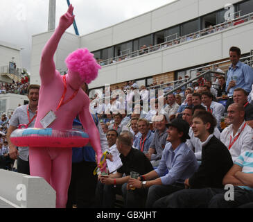 Cricket - The Ashes 2009 - Npower First Test - Day Four - Inghilterra / Australia - Sophia Gardens. Fan in abito elegante durante il quarto giorno della prima partita di test npower al Sophia Gardens di Cardiff. Foto Stock