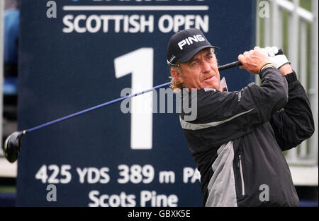 Miguel Angel Jimenez in Spagna sul primo tee durante il Barclays Scottish Open a Loch Lomond, Scozia. Foto Stock