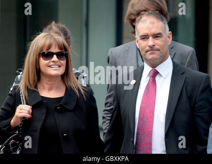 L'ex socialista MSP Tommy Sheridan e la moglie Gail arrivano alla High Court di Edimburgo, dove sono apparsi su accuse di pergiuria in relazione al suo caso di diffamazione del giornale. Foto Stock