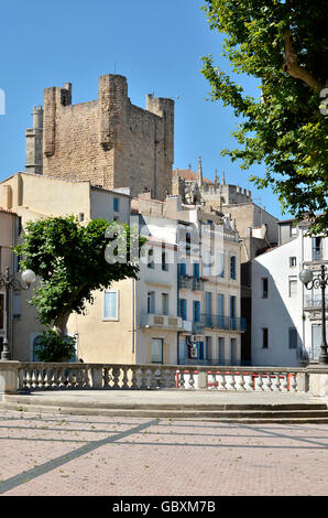 Torre e palazzi a Narbonne in Francia Foto Stock