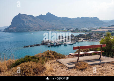 Kolymbia beach con la costa rocciosa in Grecia. Banco vuoto sull'isola di Rodi. Vista della costa in Kolympia Foto Stock