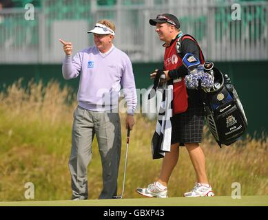 Paul Broadhurst (a sinistra) e il suo caddie sul 18 ° verde durante il primo giorno dell'Open Championship al Turnberry Golf Club. Foto Stock