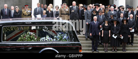 La bara del tenente colonnello Rupert Thorneloe, comandante della prima Battaglione Guardie gallesi, ucciso in Afghanistan il 1 luglio, lascia la Cappella delle Guardie, Wellington Barracks, Londra. Foto Stock