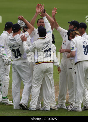 Steve Harmison di Durham festeggia dopo aver preso il wicket del battitore di Nottinghamshire Matthew Wood durante una partita del Liverpool Victoria Championship a Trent Bridge, Nottingham. Foto Stock