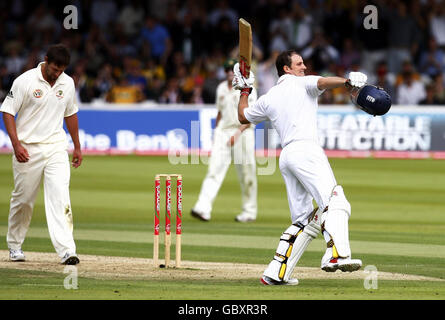 Andrew Strauss, in Inghilterra, celebra il suo secolo durante il primo giorno della seconda partita di test Npower a Lord's, Londra. Foto Stock