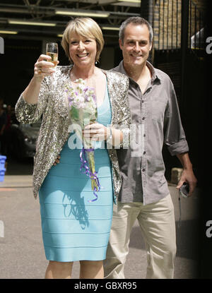 Fern Britton (a sinistra) e suo marito Phil Vickery lasciano i London Studios nel centro di Londra, dopo la sua ultima giornata di questo programma televisivo mattutino. Foto Stock