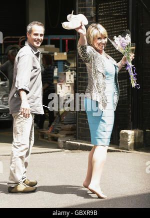 Fern Britton (a destra) e suo marito Phil Vickery lasciano i London Studios nel centro di Londra, dopo la sua ultima giornata di questo programma televisivo mattutino. Foto Stock