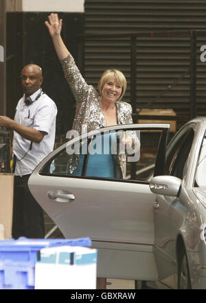 Fern Britton lascia i London Studios nel centro di Londra, dopo l'ultimo giorno del programma televisivo di questa mattina. Foto Stock