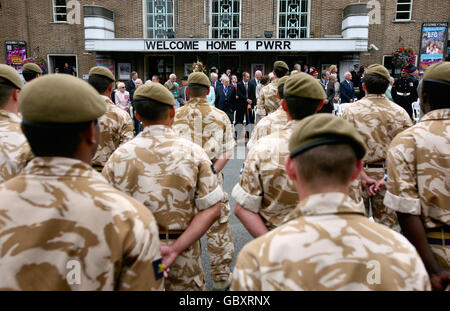 Soldati del 1° Battaglione il reggimento reale della principessa del Galles (1 PWRR) marcia attraverso Tunbridge Wells a Kent, in una parata di ritorno a casa dopo aver completato il servizio in Iraq. Foto Stock