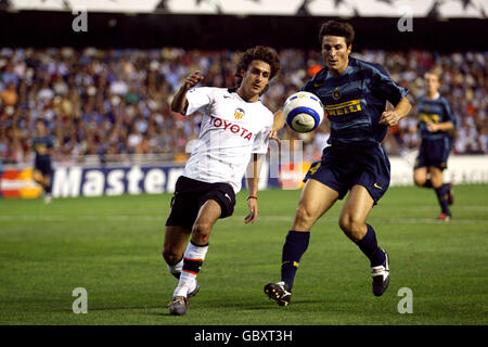 Pablo Aimar di Valencia e Javier Zanetti dell'Inter Milan Foto Stock