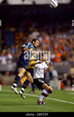 Calcio - UEFA Champions League - Gruppo G - Valencia / Inter Milan. Pablo Aimar di Valencia e Giuseppe Favalli dell'Inter Milan Foto Stock