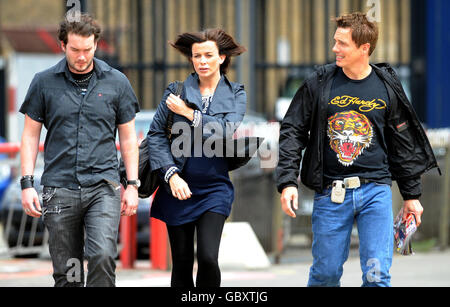 Il cast di Torchwood 'Children of Earth', (da sinistra a destra) Gareth David-Lloyd, Eve Myles e John Barrowman, partirà da Londra per Cardiff all'eliporto di Londra dopo il lancio a Londra del DVD e Blu-Ray del dramma BBC1. Foto Stock