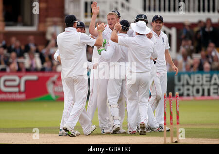 Andrew Flintoff (centro) in Inghilterra celebra il licenziamento di Mike Hussey in Australia durante il secondo giorno del secondo match di test Npower a Lord's, Londra. Foto Stock