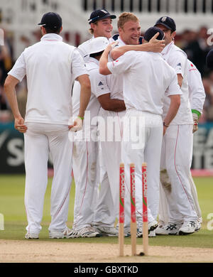 Andrew Flintoff (centro) in Inghilterra celebra il licenziamento di Mike Hussey in Australia durante il secondo giorno del secondo match di test Npower a Lord's, Londra. Foto Stock