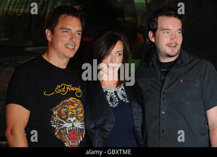 Il cast di Torchwood 'Children of Earth', (da sinistra a destra) John Barrowman, Eve Myles e Gareth David-Lloyd, partecipa al lancio a Londra del DVD e Blu-Ray del dramma BBC1 a HMV su Oxford Street. Foto Stock