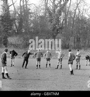 Bill Nicholson, direttore di Tottenham Hotspur, parla di tattiche, guardato da (l-r, dal quarto l) Phil Beal, Alan Mullery, Martin Peters, Cyril Knowles e Peter Collins Foto Stock