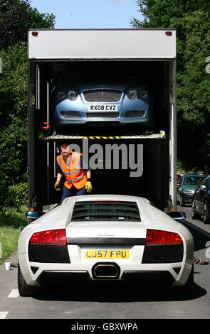 Gli specialisti del trasporto di veicoli rimuovono le auto di lusso da un garage in Sussex per conto della polizia della città di Londra mentre un'indagine su una frode Ponzi continua. Foto Stock