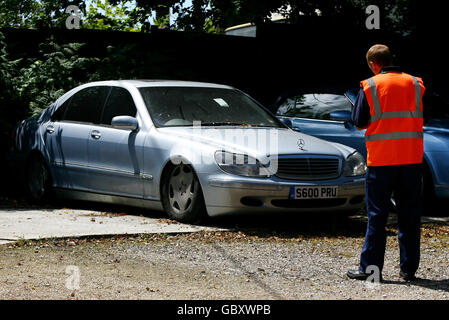 Gli specialisti del trasporto di veicoli rimuovono le auto di lusso da un garage in Sussex per conto della polizia della città di Londra mentre un'indagine su una frode Ponzi continua. Foto Stock