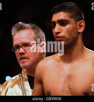 Amir Khan (a destra) della Gran Bretagna con l'allenatore Freddie Roach durante il titolo WBA Light-Welterweight alla MEN Arena di Manchester. Foto Stock