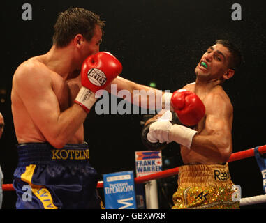 Amir Khan (a destra) della Gran Bretagna è catturato con la mano sinistra da Andreas Kotelnik ucraino durante il bout del titolo WBA Light-Welterweight alla MEN Arena di Manchester. Foto Stock