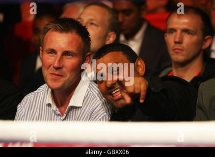 L'ex campione del Bantamweight e del Featherweight del Boxing del mondo Naseem Hamed (a destra) alla circonvallazione per guardare la vittoria dei punti della Gran Bretagna di Amir Khan su Andreas Kotelnik durante l'incontro del titolo del WBA dei pesi leggeri al MEN Arena di Manchester. Foto Stock