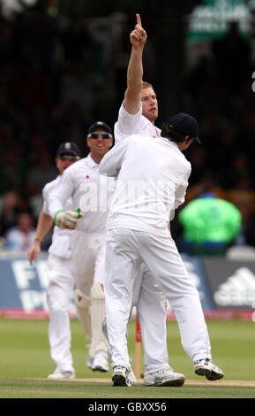 Andrew Flintoff (centro) dell'Inghilterra celebra la presa del wicket di Simon Katich dell'Australia durante il quarto giorno della seconda partita di prova di npower a Lord's, Londra. Foto Stock